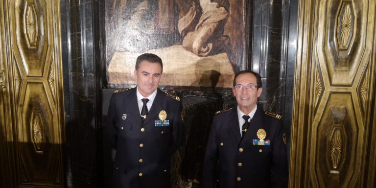 Pedro Velázquez, jefe de la Guardia Urbana, junto a Evelio Vázquez, exintendente mayor del cuerpo / ARCHIVO