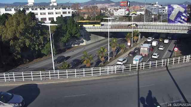 Atascos por el accidente en la Ronda Litoral / TRÀNSIT