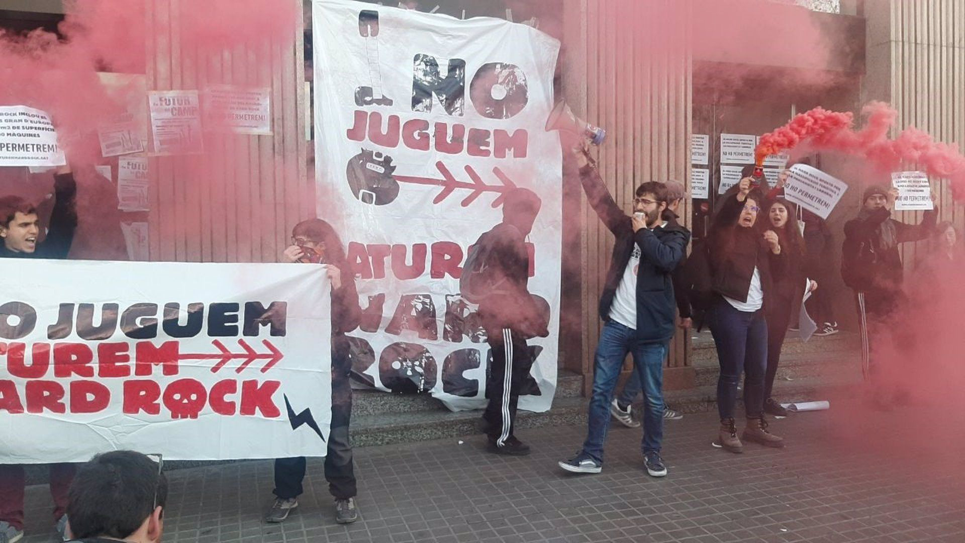 Manifestantes a las puertas del Hard Rock Café de Barcelona / ATUREM HARD ROCK