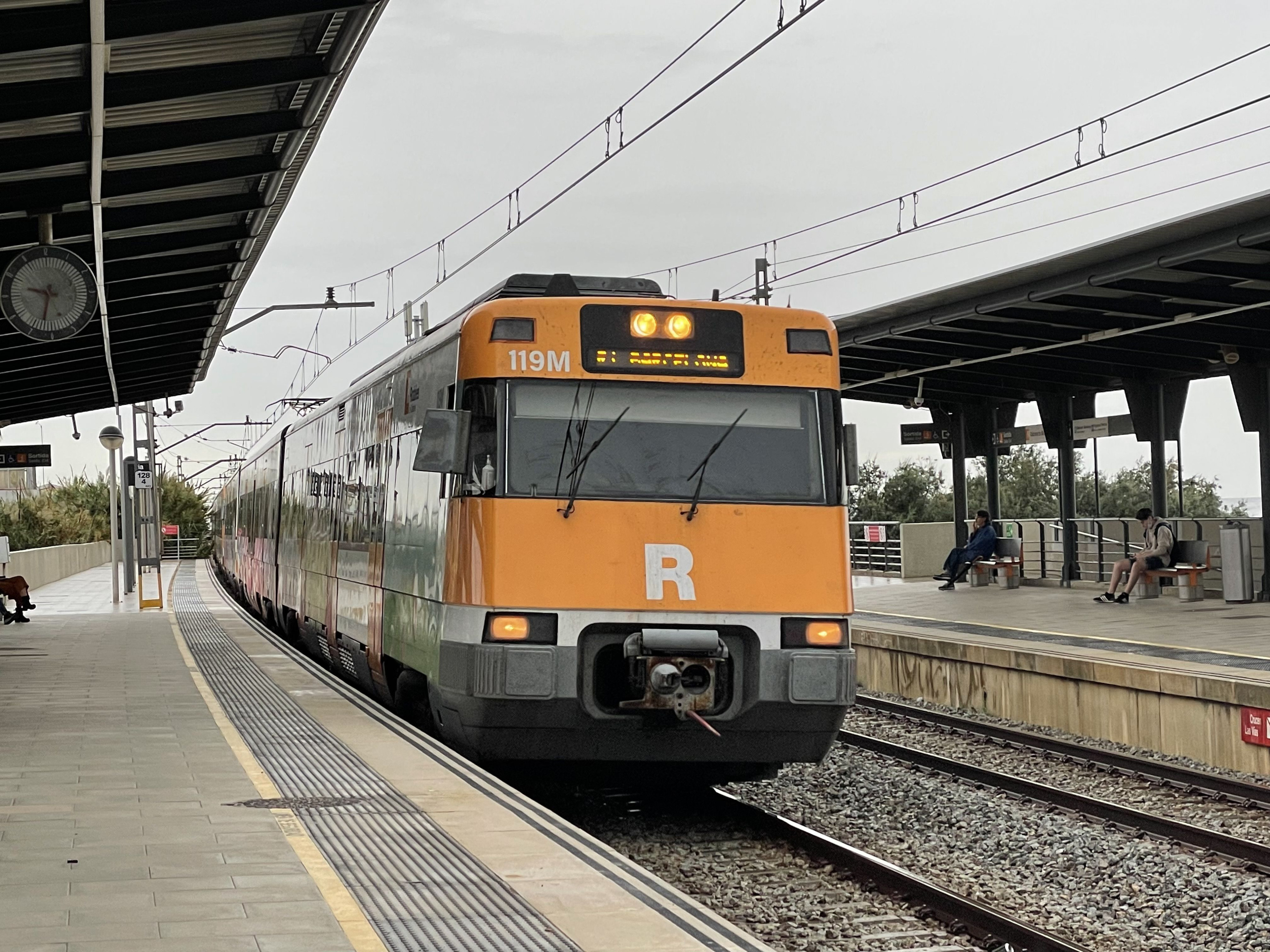 Tren de la R1 de Rodalies en la estación de Cabrera de Mar / METRÓPOLI