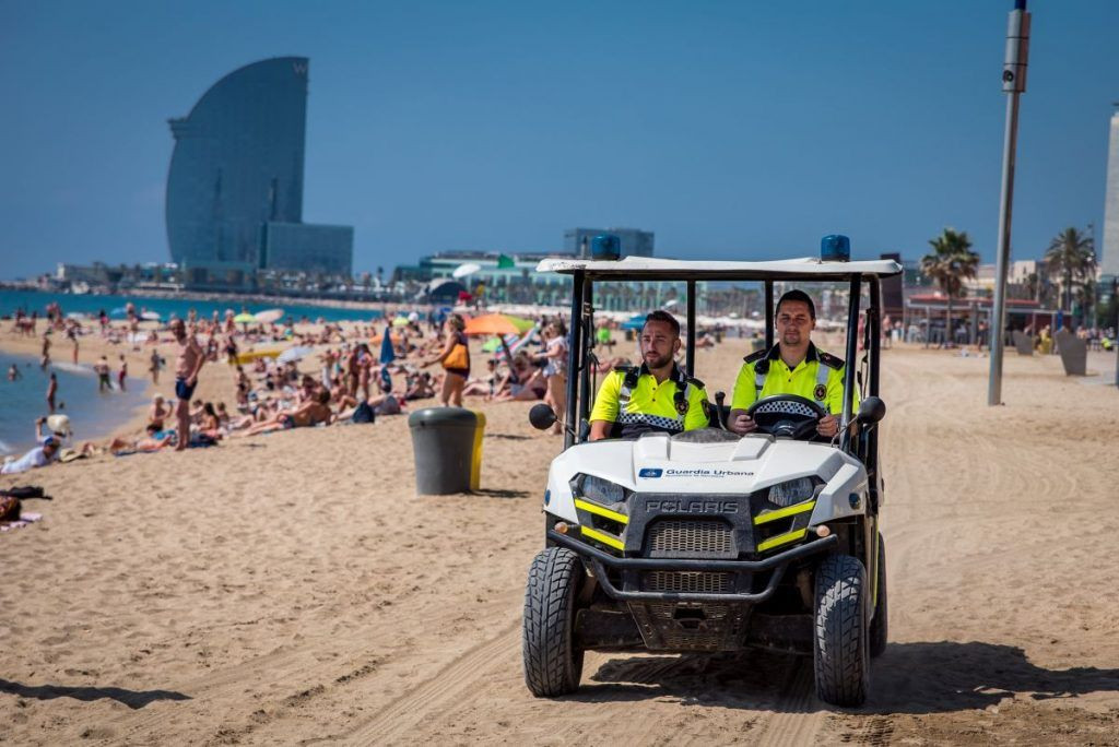 Agentes de al Guardia Urbana de Barcelona en la playa / AJ BCN