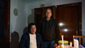 Genaro y Elidia, iluminados por una vela en su piso de la calle Granada de Badalona / Luis Miguel Añón (MA)