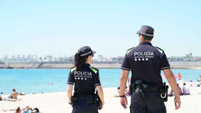 Agentes de la Guardia Urbana en una playa de Barcelona / AJ BCN