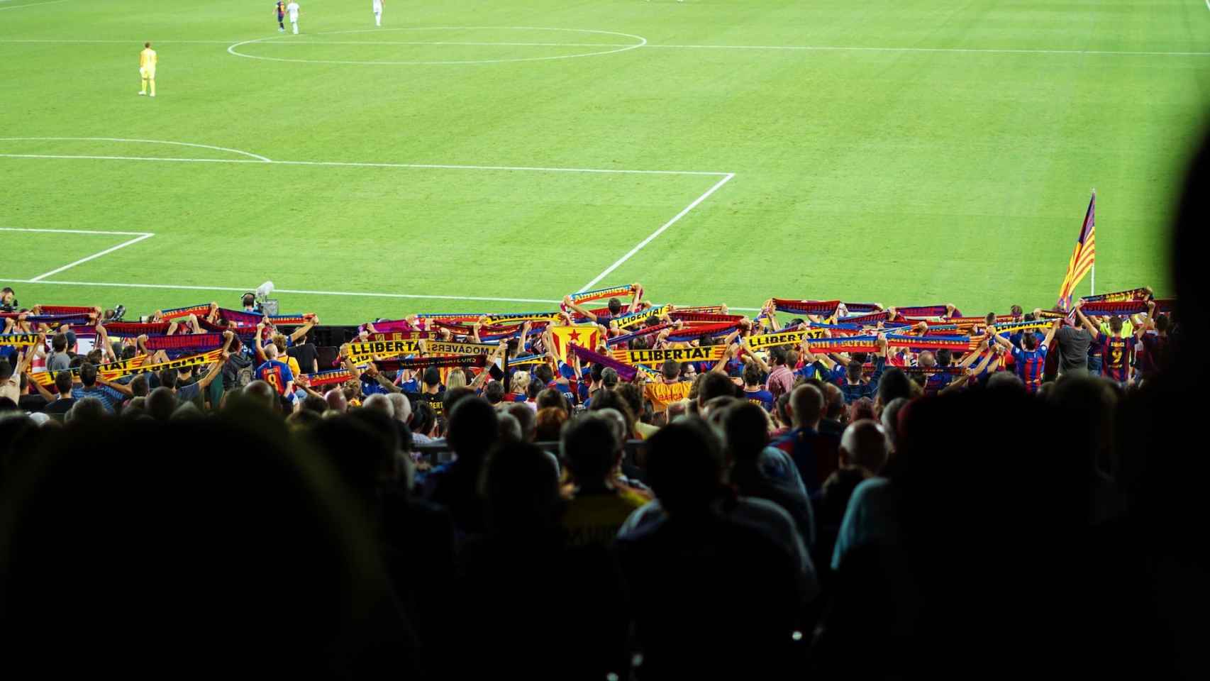 Despliegue de bufandas en un Real Madrid - Barcelona / UNSPLASH