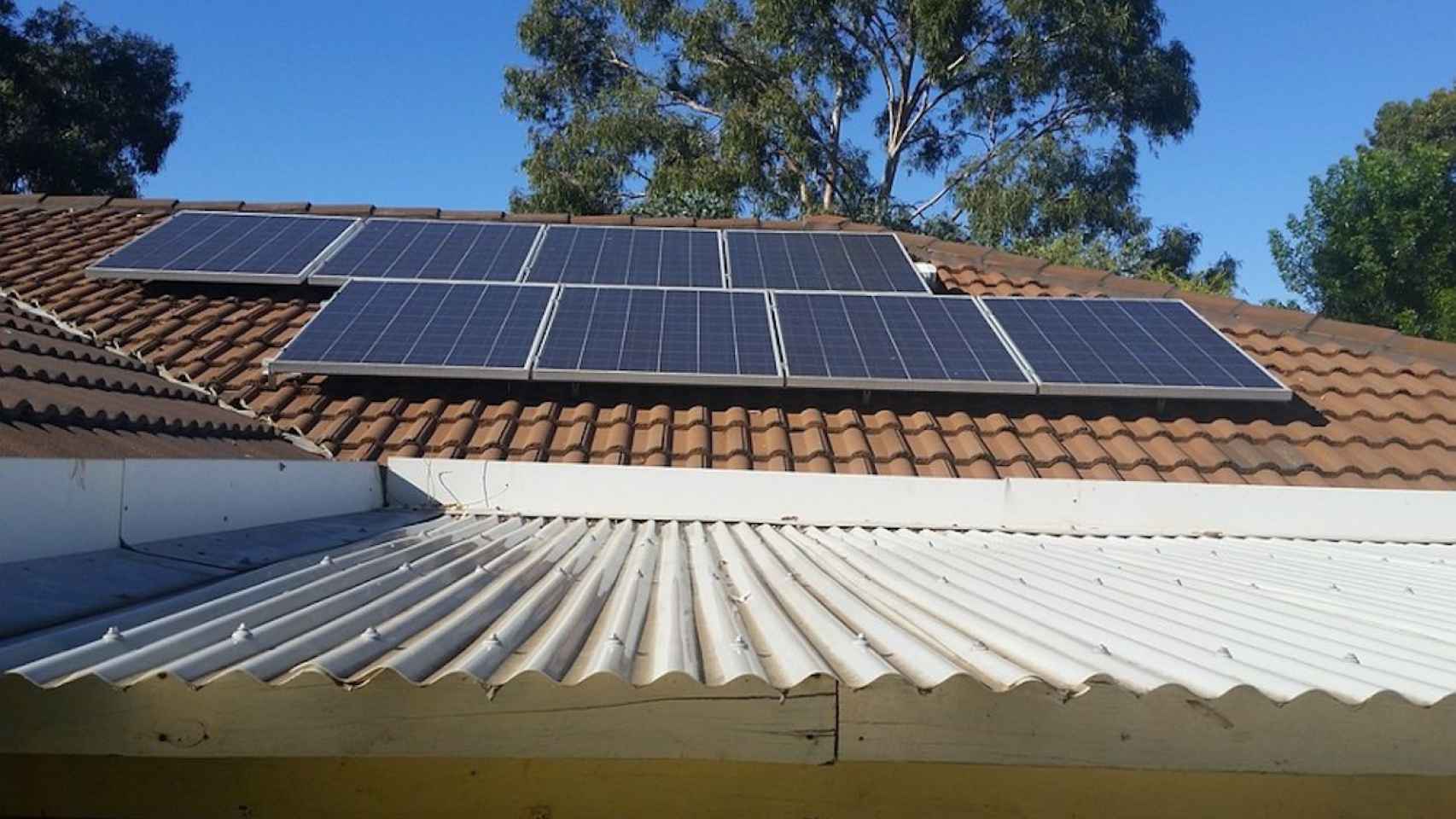 Placas fotovoltaicas en un tejado de una vivienda unifamiliar