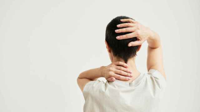 Una mujer con el pelo corto. La caída del cabello por la quimioterapia puede provocar efectos emocionales negativos / QUIRÓNSALUD