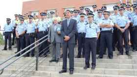 El ex alcalde Xavier García Albiol junto a Miguel Jurado y una antigua promoción de la Guardia Urbana / AJUNTAMENT BADALONA