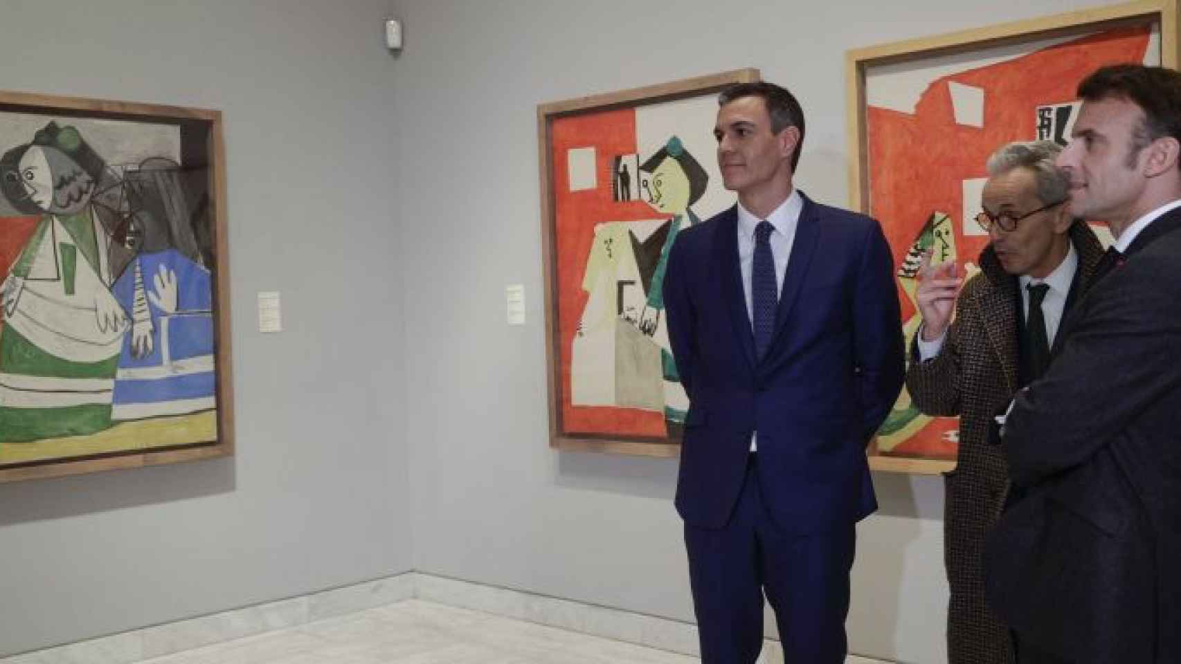 Pedro Sánchez y Emmanuel Macron, en el Museo Picasso de Barcelona, con Guigon entre los dos. / EFE
