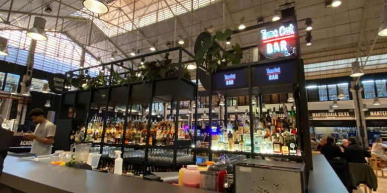 Bar en el Time Out Market de Lisboa / METRÓPOLI