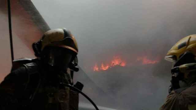 Los bomberos trabajan en Manlleu / BOMBERS