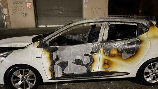 Renault Clio IV blanco calcinado en el polígono industrial de Mataró / CEDIDA