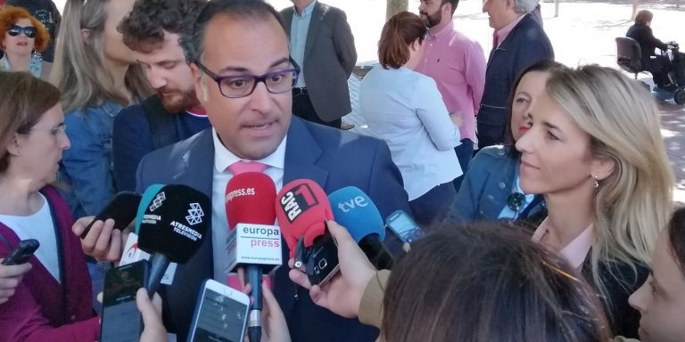 David Zambrana, el último candidato a la alcaldía de Santa Coloma por el PP, con Cayetana Álvarez de Toledo / PP SANTA COLOMA