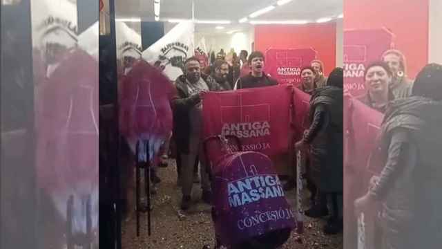 Manifestantes okupando la sede de los comunes en El Raval de Barcelona / TWITTER