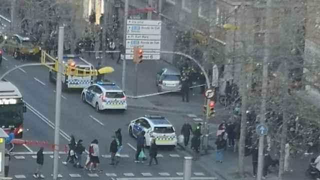 Imagen del vehículo robado que inició su huida de los agentes de la Guardia Urbana / GUARDIA URBANA