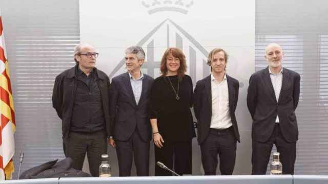bcn La tercera teniente de alcalde, Laia Bonet, y el director de Barcelona Activa, Fèlix Ortega, junto a los representantes de los proyectos / AJ BARCELONA