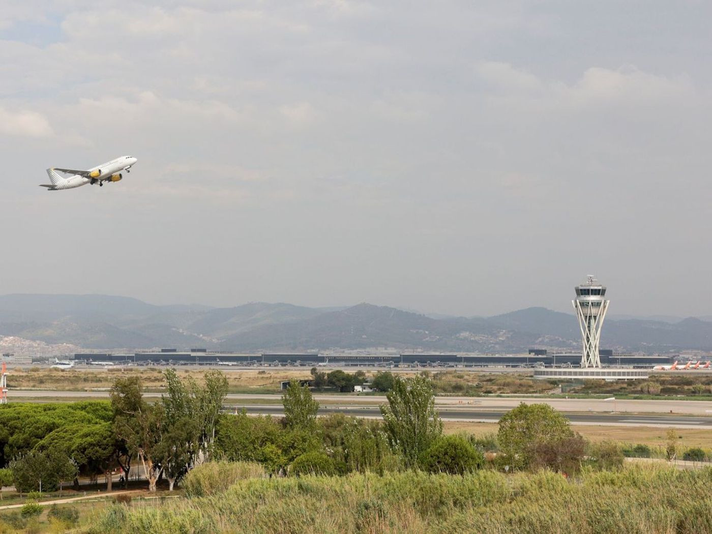 Un avión despega en el Aeropuerto de Barcelona-El Prat / EFE