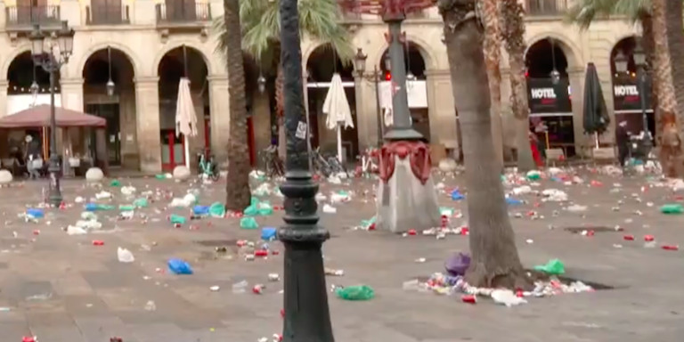 Suciedad en la plaza Reial de Barcelona / TWITTER