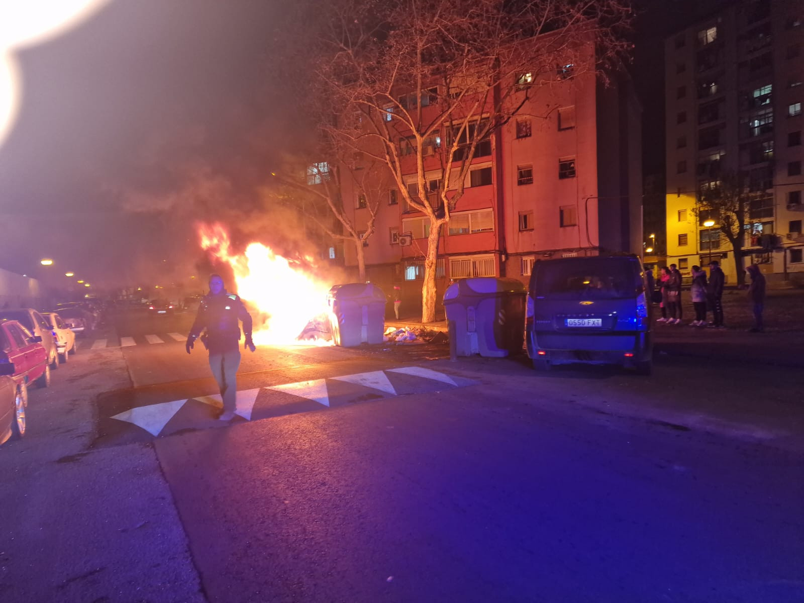 Un contenedor ardiendo en el barrio de El Remei de Badalona / TWITTER