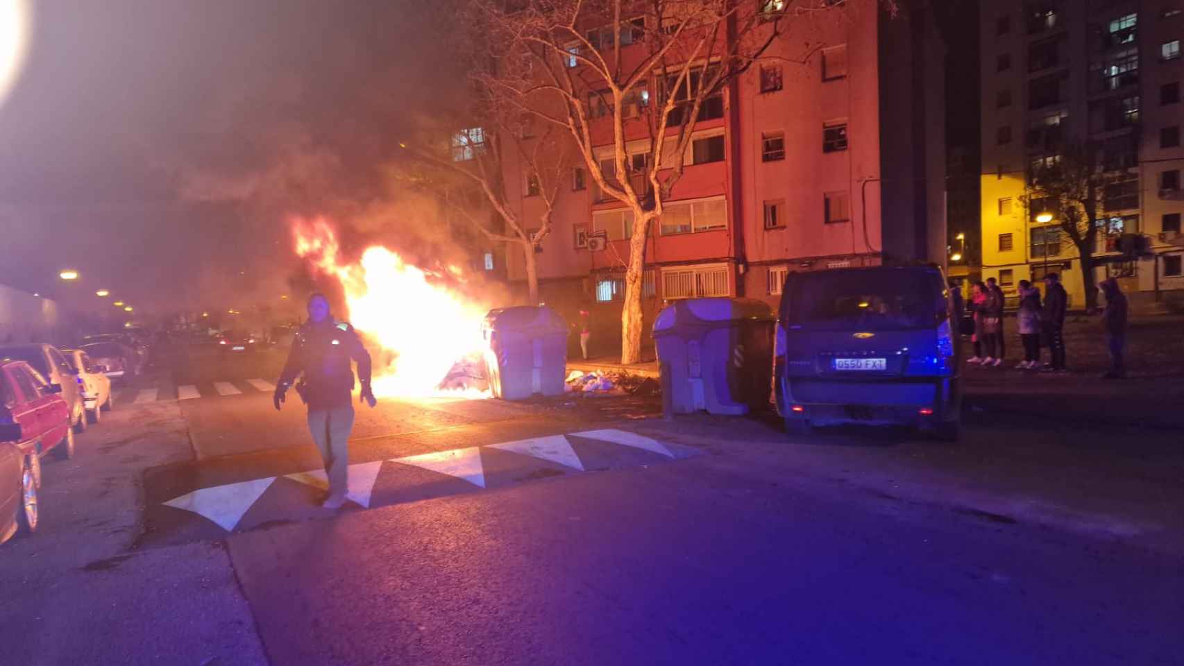 Un contenedor ardiendo en el barrio de El Remei de Badalona / TWITTER
