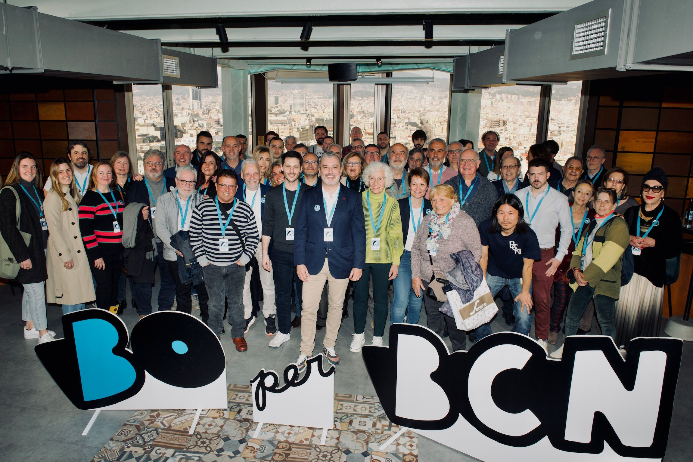 Jaume Collboni, con los integrantes de la plataforma Bo per BCN, en la torre Urquinaona / MA