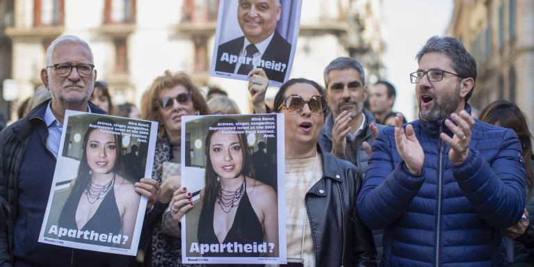 Concentración de protesta contra la decisión de la alcaldesa de Barcelona, Ada Colau, de romper relaciones con Israel / EFE-MARTA PÉREZ