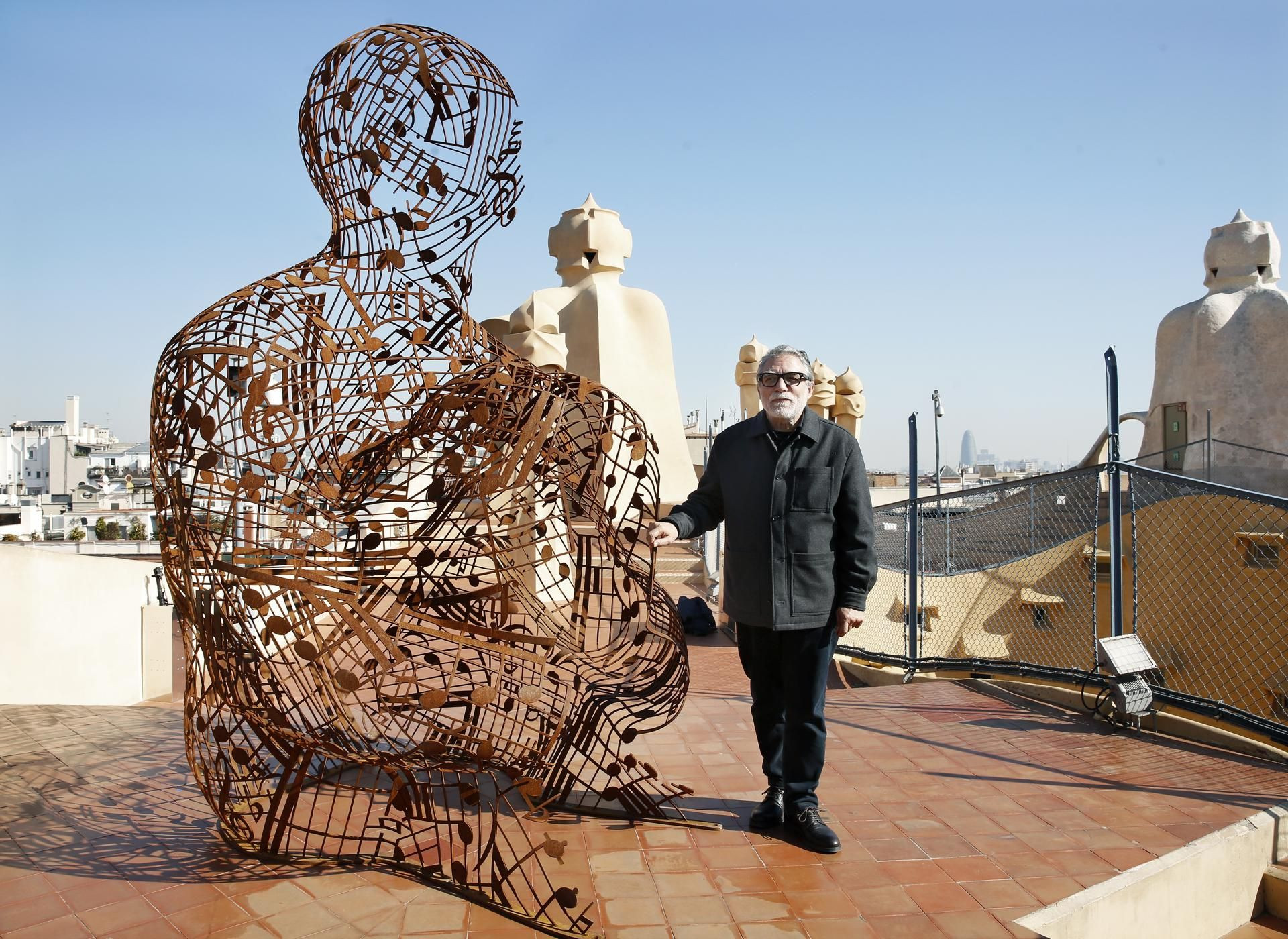 El escultor Jaume Plensa junto a su obra 'Silent Music IV' en la azotea de La Pedrera / EFE - ANDREU DALMAU