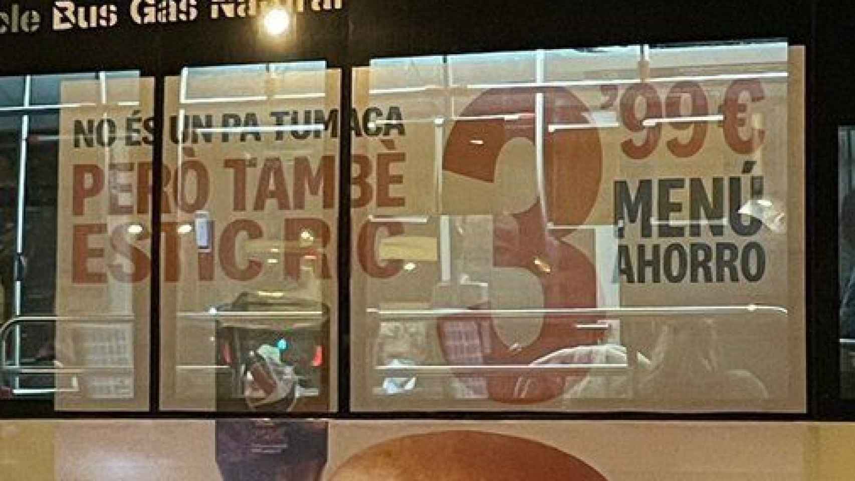Un autobús de TMB con la campaña publicitaria de KFC / TWITTER CATRADIO