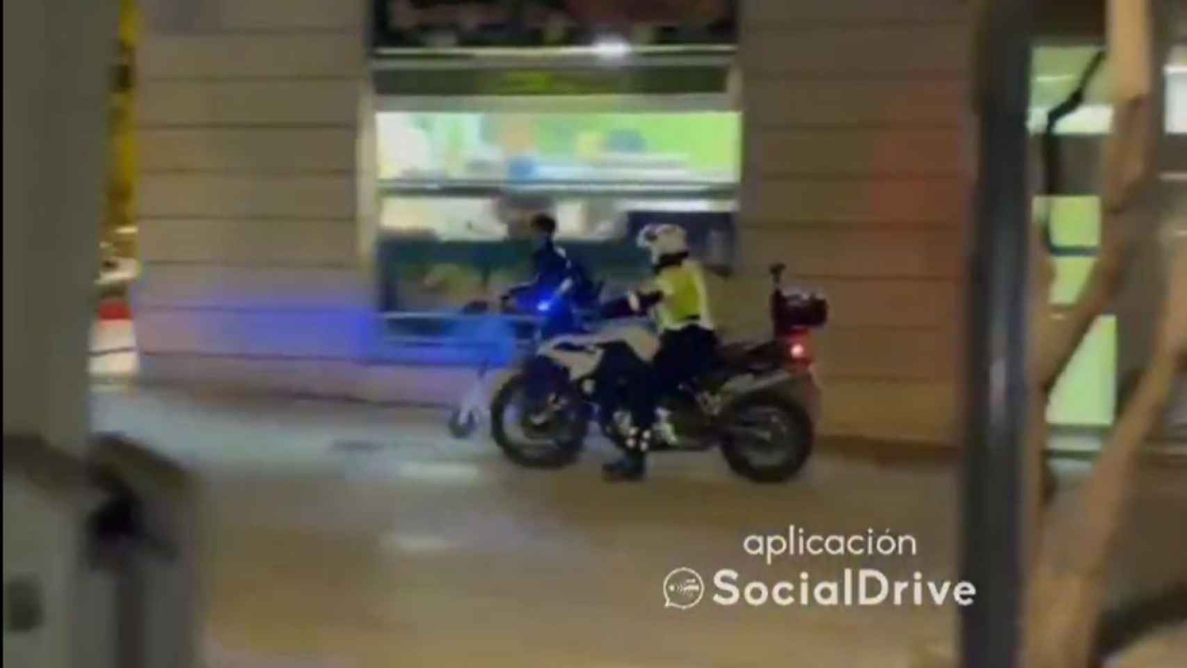 Fotograma del vídeo en el que un conductor de patinete huye de varios agentes de la Guardia Urbana / @SOCIALDIRVE