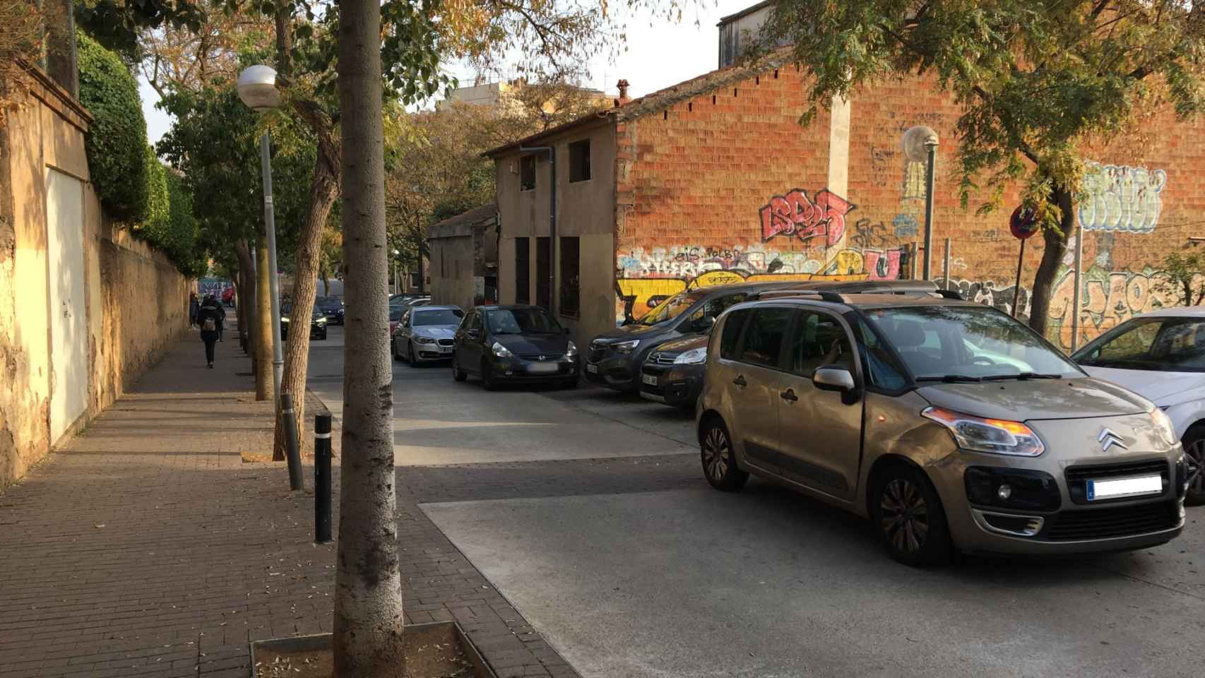 Vehículos en doble fila en una de las salidas del centro FEDAC Horta / METRÓPOLI - RP