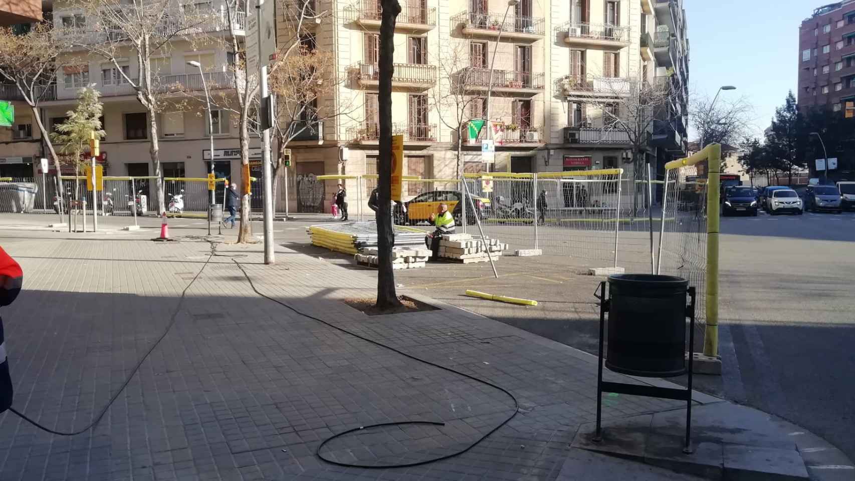Obras de pacificación en la confluencia de la calle de Biscaia con la calle de Mallorca / AFA OCTAVIO PAZ