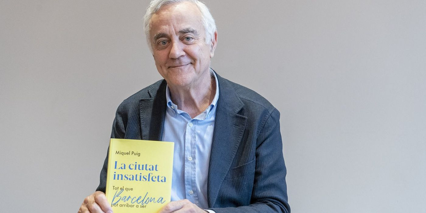 Miquel Puig, en la entrevista con 'Metrópoli', con el libro sobre Barcelona / LENA PRIETO
