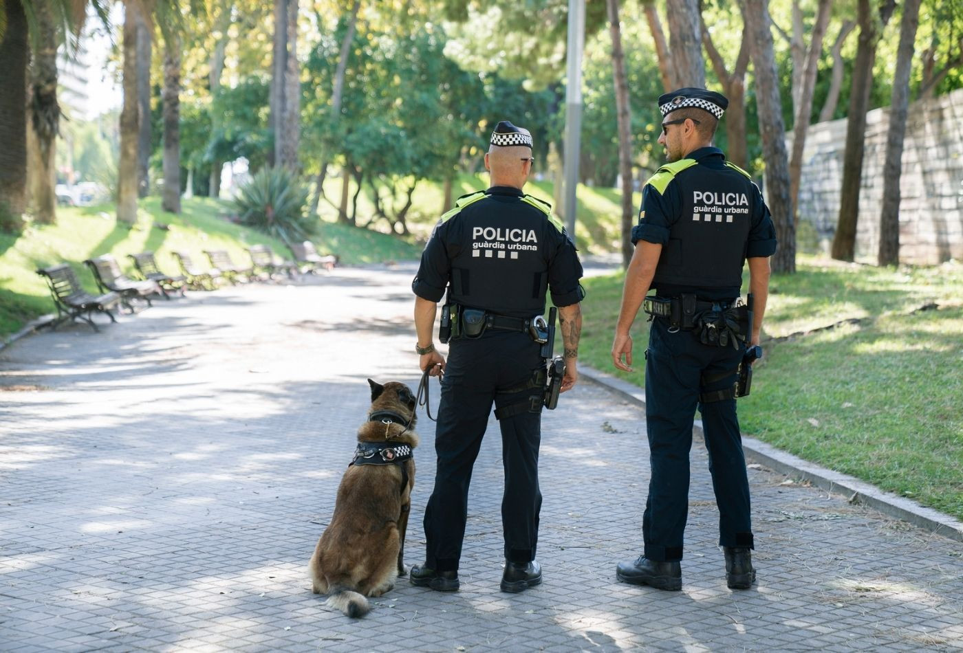 Agentes de la Guardia Urbana con un perro de la Unidad Canina / ARCHIVO