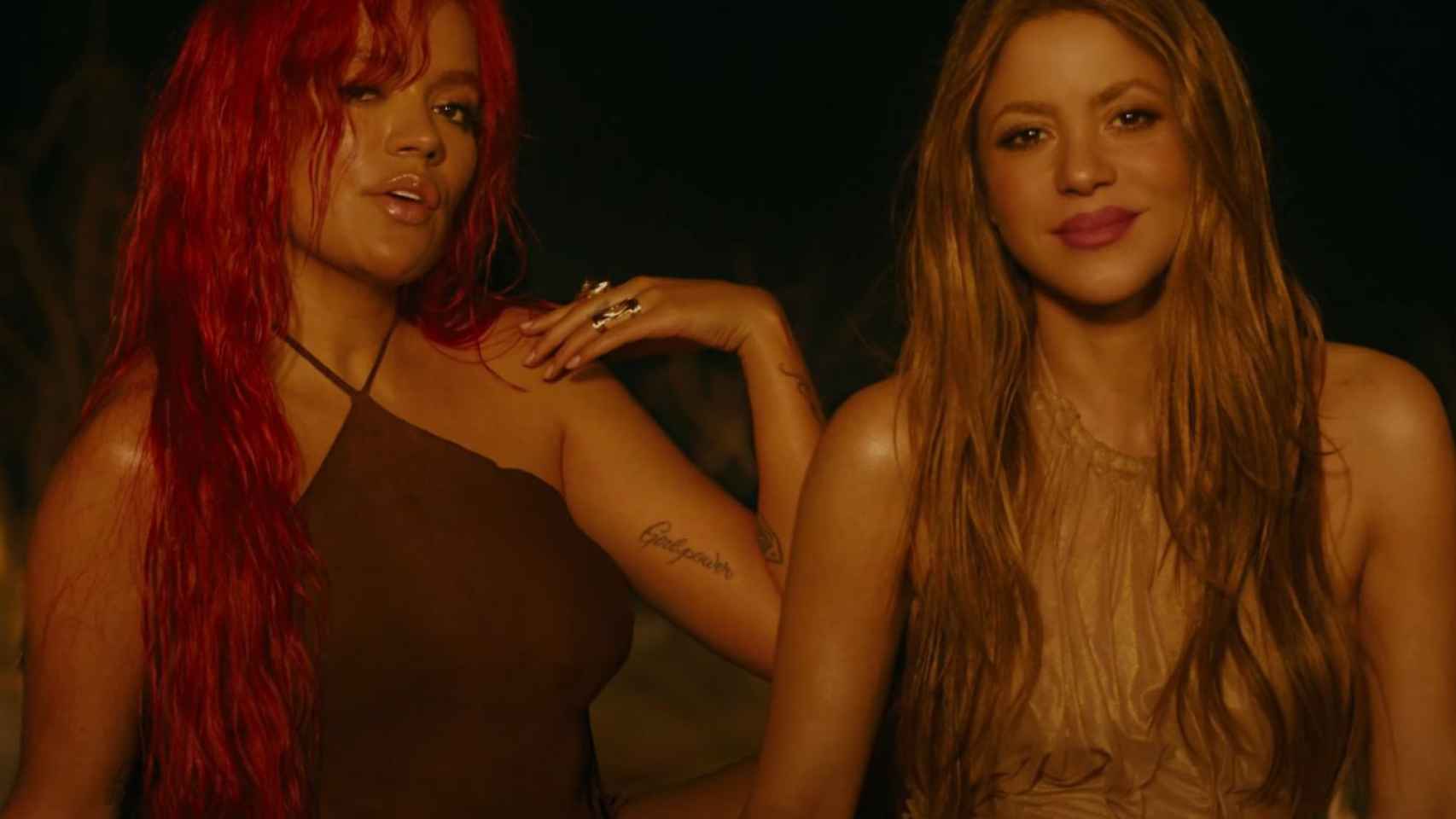 Shakira y Karol G durante el videoclip de 'TQG' / YOUTUBE