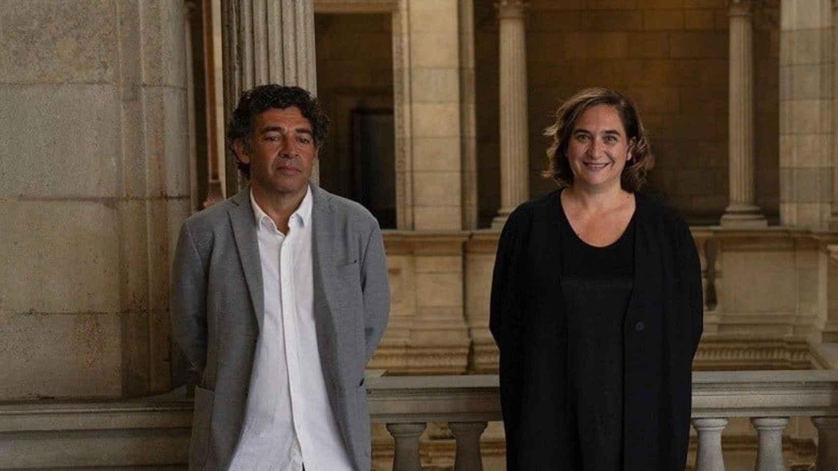 El síndic de Greuges de Barcelona, David Bondia, junto a la alcaldesa, Ada Colau / AJ BCN