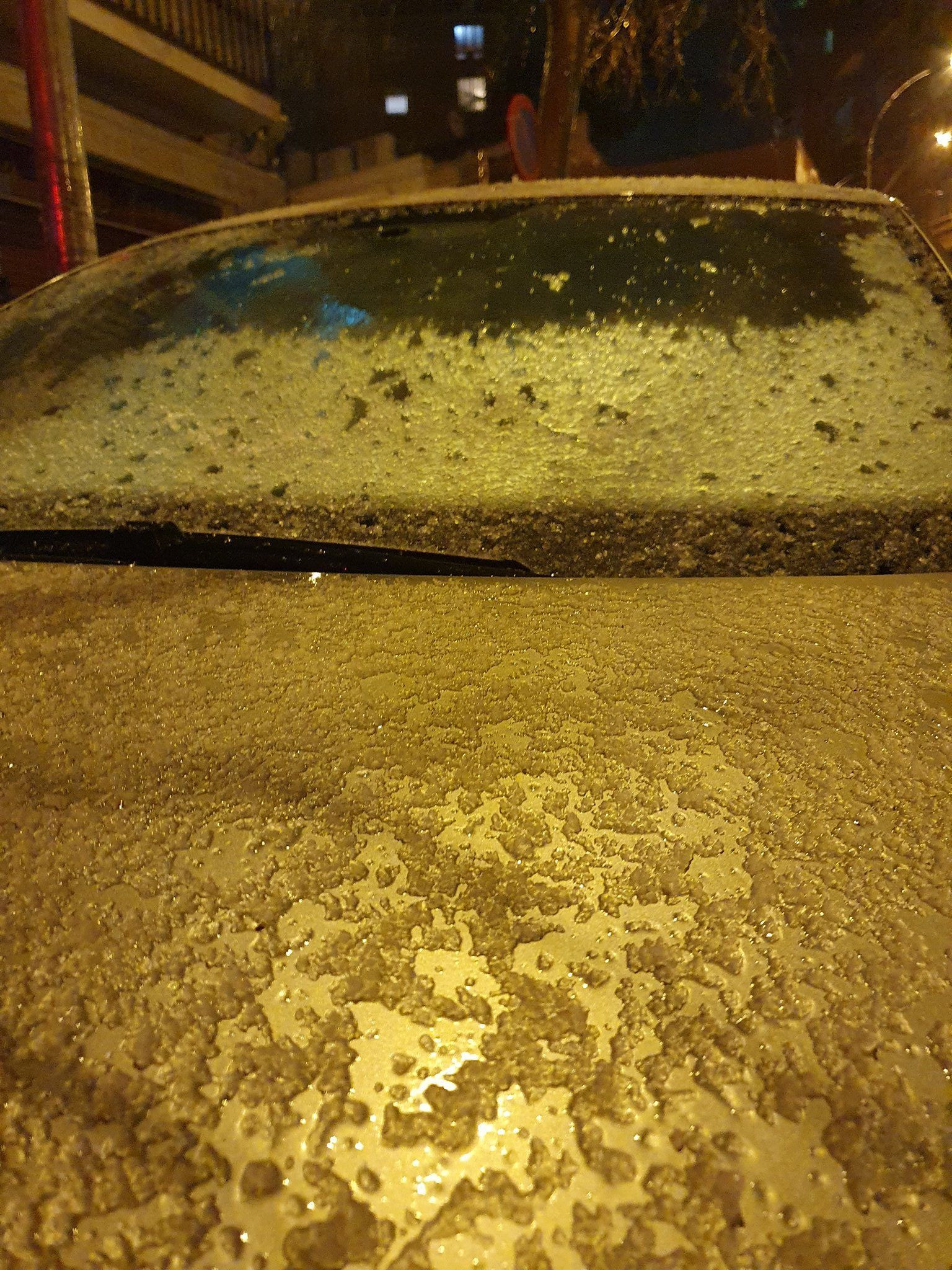 La nieve ha empezado a cuajar en este coche, en Vallvidrera / MA