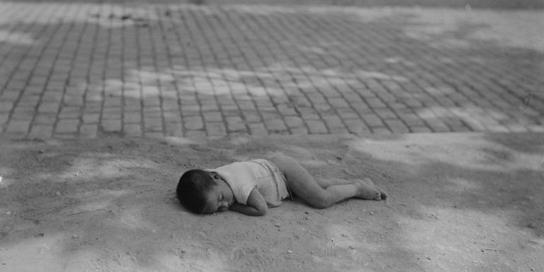 Un niño pobre durmiendo en la calle en Barcelona en 1927 / WOLFGANG WEBER