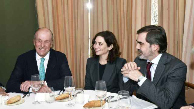 Enrique Lacalle, Isabel Díaz Ayuso y Antonio Delgado, en el Círculo Ecuestre / MA