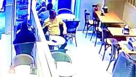 Imágenes de la cámara de seguridad que captó a un delincuente habitual robando a clientes en un restaurante de L'Eixample / PATRULLA BCN