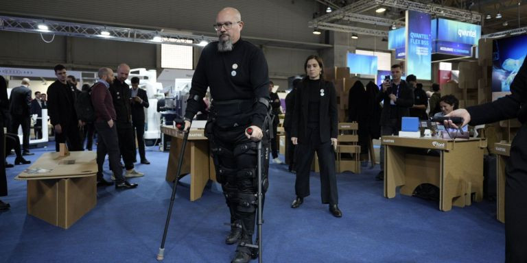 Un hombre con movilidad reducida caminando gracias a un exoesqueleto / LUIS MIGUEL AÑÓN - METRÓPOLI