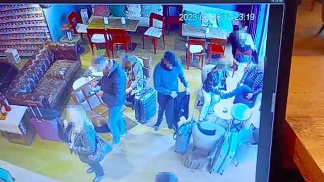 El ladrón en el momento que roba el bolso a una turista en un hotel de Barcelona / PATRULLA BCN