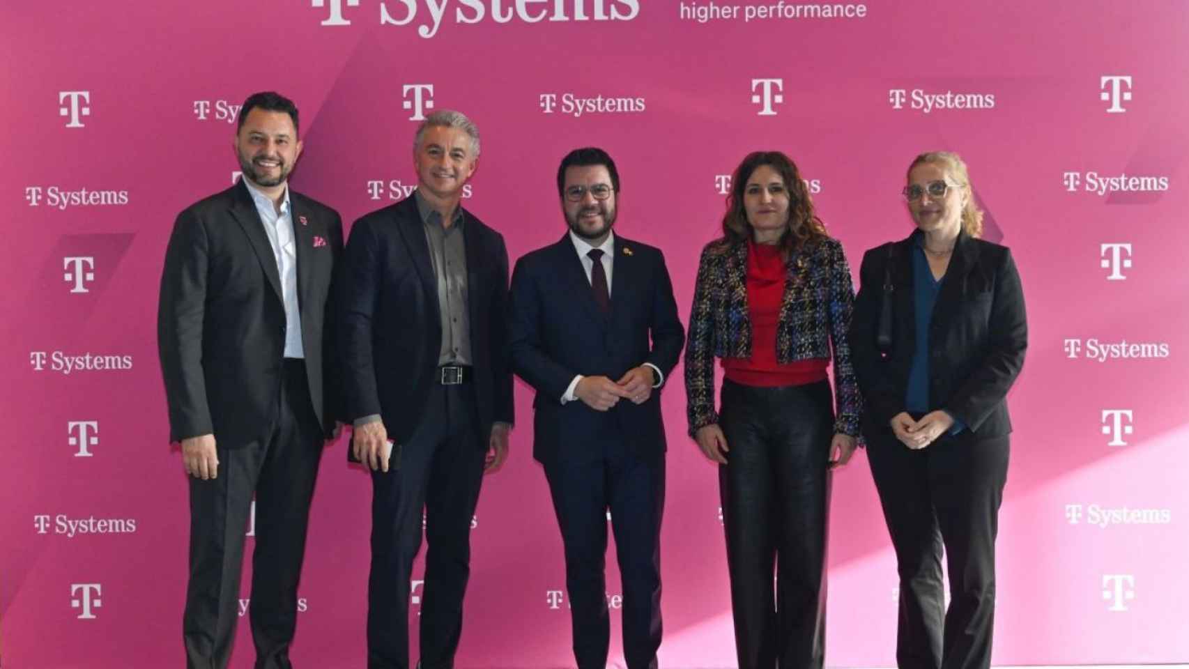 Osmar Polo, managing director de T-Systems Iberia; Adel Al-Saleh CEO de T-Systems; Pere Aragonès presidente de la Generalitat de Cataluña; Laura Vilagrà, onsejera de la Presidència, y Rosa Rodríguez, vicepresidenta