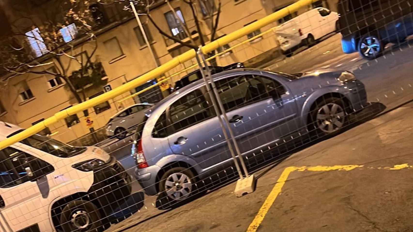 Vehículos estacionados al lado de las vallas en la calle de Biscaia con Murcia / CEDIDA