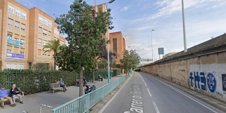 La calle Bernat Metge de Badalona donde la grúa se llevó el coche / GOOGLE MAPS