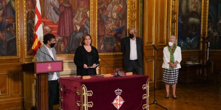 La alcaldesa de Barcelona, Ada Colau, y el síndic de Greuges de Barcelona, David Bondia, en la toma de posesión de éste como líder de la Sindicatura / AJ BCN
