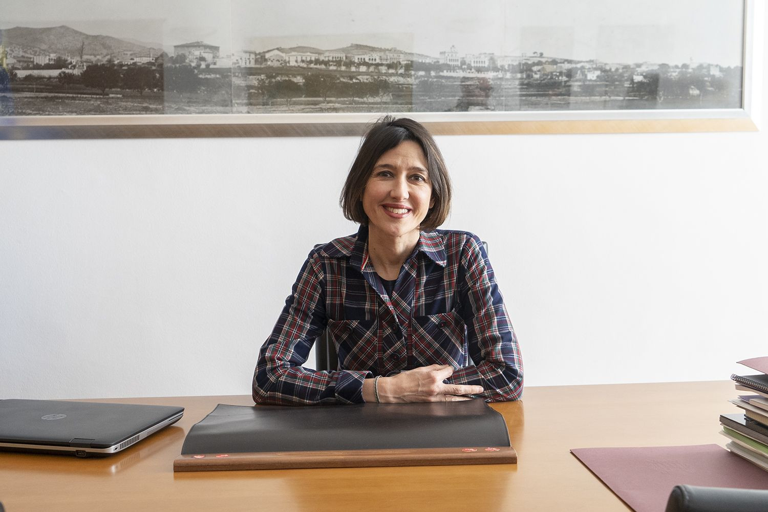 Núria Parlon, alcaldesa de Santa Coloma de Gramanet, en su despacho / LENA PRIETO (METRÓPOLI)