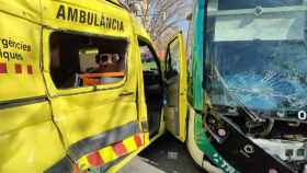 Accidente entre un tranvía y una ambulancia / BOMBERS DE BCN