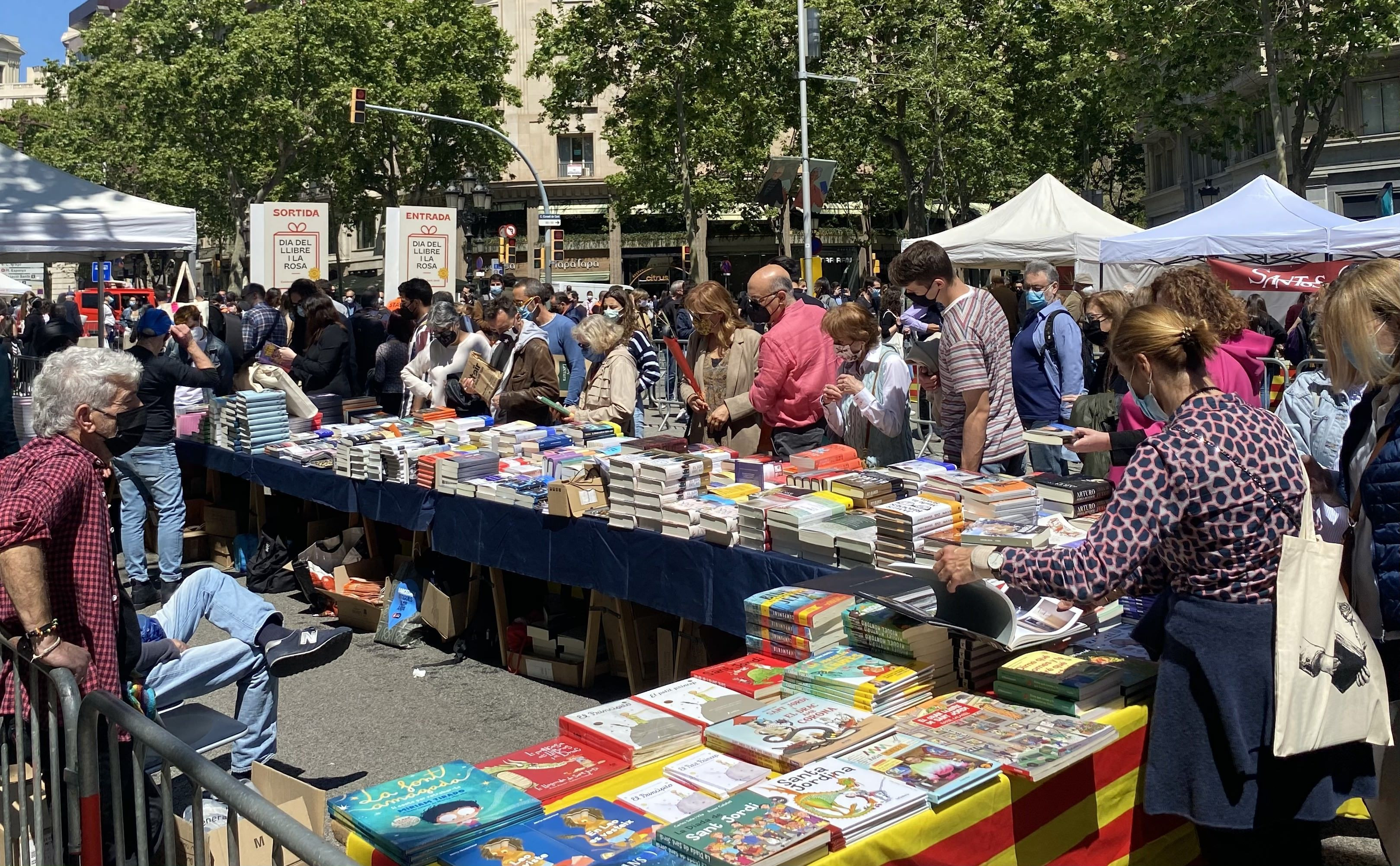 Parada de libros en Sant Jordi / METRÓPOLI