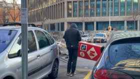 Un hombre intenta robar una señal del metro de Barcelona / BETEVÉ