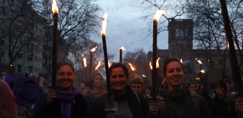 Varias mujeres sostienen antorchas durante la marcha feminista de este 8 de marzo / GALA ESPÍN - METRÓPOLI