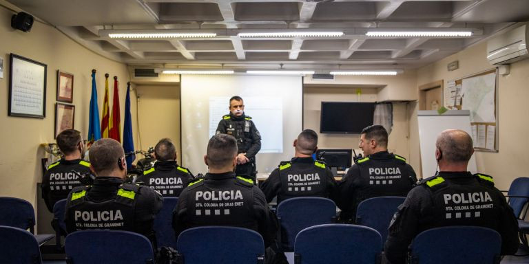 El sargento Iván Nogales da el briefing del inicio de turno de la USIR / GALA ESPÍN MA